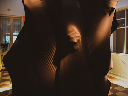 Descubra como a exposição Oscura Kermés Oscura utiliza uma abordagem multissensorial para explorar a memória e a identidade das vítimas da ditadura Argentina. Foto tirada pelos autores da exposição OKA: Gustavo Hennekens, Victoria Puigcernau, Valentina Arlettaz e Félix Lenzi Colman