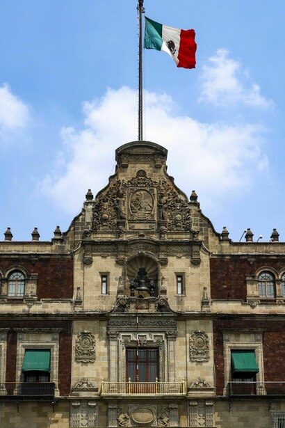 Asimismo, el país promueve reformas en la ONU y fortalece sus lazos estratégicos con la Unión Europea y potencias asiáticas. Palacio Nacional, Ciudad de México, México