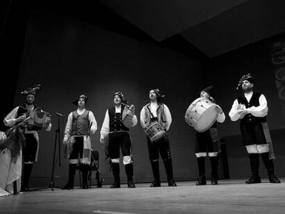 Buena parte del folclore y música del noroeste peninsular surge de filandones y otros encuentros en lugares de trabajo comunal, como los molinos