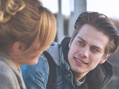 Ladear la cabeza significa «estoy interesado o interesada» y es un buen modo de mostrarse inofensivo para acercarse