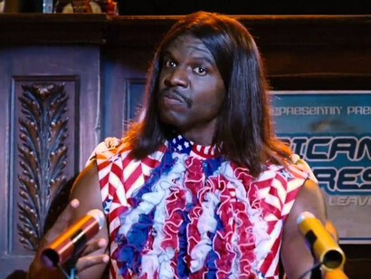 La trama muestra cómo la publicidad y el control corporativo han reemplazado a la educación y el criterio individual