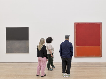 Verschiedene künstler, There is only one thing I fear in life, my friend: One day, the black will swallow the red, ausstellungsansicht. Mit freundlicher genehmigung der Fondation Beyeler