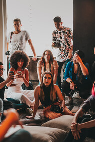Storytellers en 2022. À l’ère du digital où notre voix peut atteindre tous les recoins de ce vaste monde, les storytellers qui considèrent qu’une vague de changements est nécessaire ont une voix pour tailler et inspirer ceux qui, à leur tour, érigeront les sociétés de demain