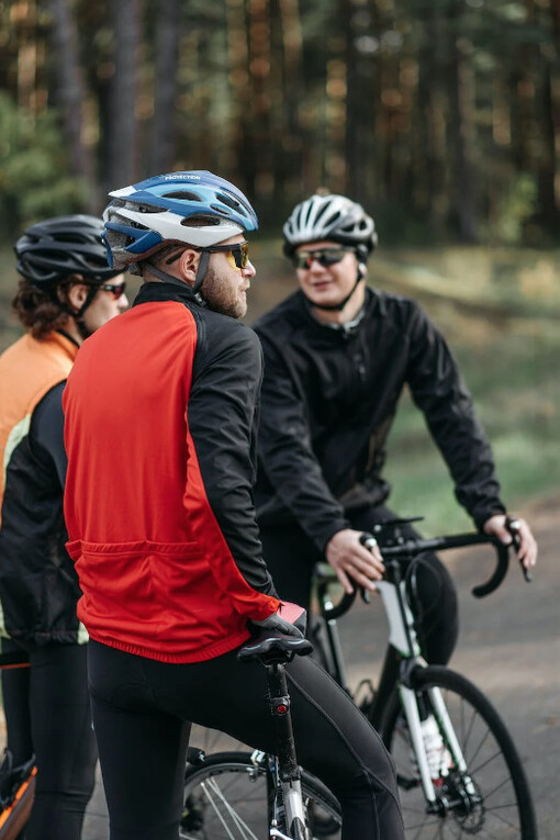 Tre amici si preparano per pedalare insieme