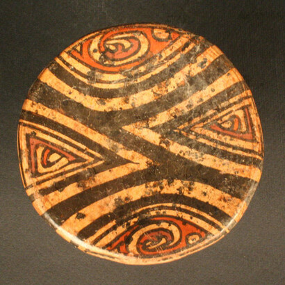 Plato polícromo con pedestal

Materiales: Cerámica

Clásico 600- 900 d.C.

Medidas: 75mm de alto