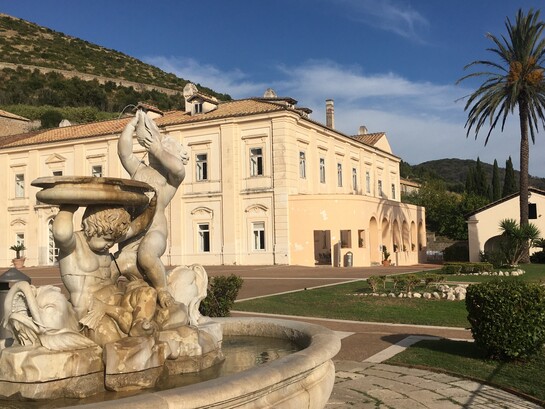 La seteria di San Leucio, vicino a Caserta, nacque nel Settecento per volontà di Ferdinando IV di Borbone. In foto la fontana presente sul belvedere, Caserta, Italia