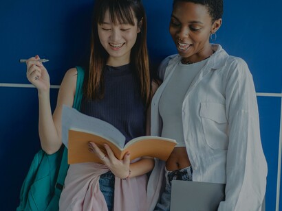Alunas lendo francês em seu caderno