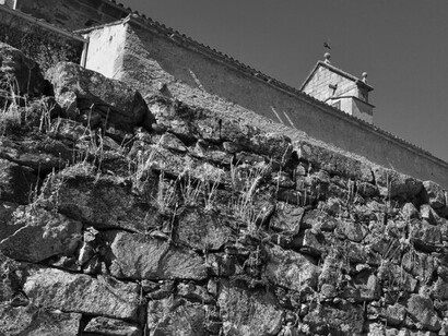 Sin luz, en la penumbra del televisor, David tomaba un café de puchero (café de calcetín) con sus amigos esperando las noticias de la dictadura a las 8.30h. Villanueva del Conde, Salamanca, España