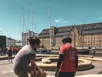 Snail Sand Bench X 100 People, Ofelia Plads