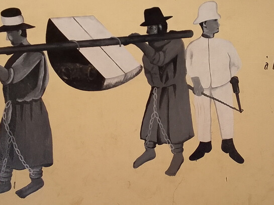 L'art de la peinture guinéenne montrant les hommes pendant la colonisation