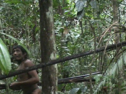 Gli ultimi Kawahiva sono costretti a vivere in fuga per sfuggire ai taglialegna armati e a potenti allevatori. Le immagini sono state girate nel corso di un raro, fortuito incontro avvenuto tra gli Indiani e alcuni funzionari governativi. © FUNAI