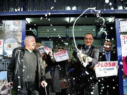 Administración de lotería celebrando el haber vendido décimos premiados con el Gordo