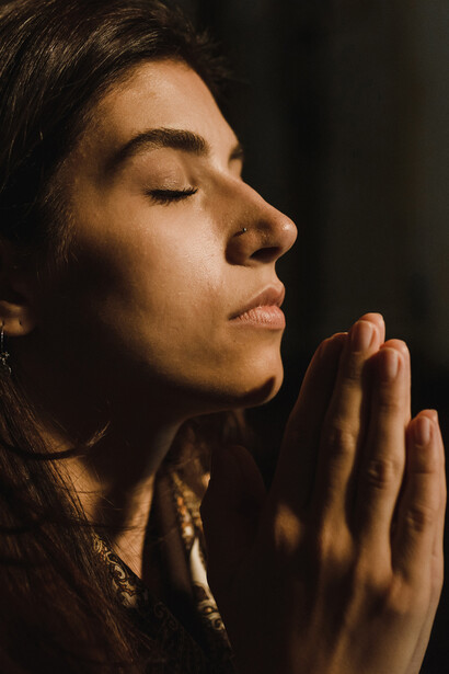 Croire en un sauveur. Créer des slogans, travestir le diable, édulcorer le sauveur et l'amener sur terre rendent la stabilité possible