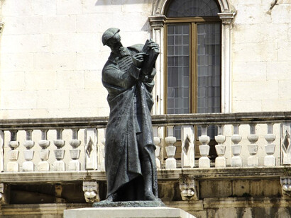 Estatua de Marko Marulic en la Plaza de Brace Radic en Split, Croacia