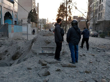 Escombros tras un ataque aéreo en Teherán, Irán, 6 de marzo de 2026. La muerte del líder supremo iraní en bombardeos conjuntos desató una cadena de represalias con misiles y drones contra objetivos estadounidenses y aliados en la región