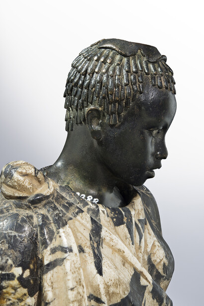 Incognita negra. Firenze, Museo Archeologico Nazionale, inv. 2288 (già Casino di San Marco, dal 1588, come proprietà di Francesco I; poi nella Galleria degli Uffizi dal 1769). Alt. 44,8
Testa in bronzo, con denti e cornee laminati in argento e pupille in vetro blu; gambe in bronzo; corpo in marmo bianco e nero d’Aquitania; base in breccia policroma, cd. Capitolina. Ph. Fernando Guerrini (Archivio Fotografico della Soprintendenza Archeologia della Toscana)