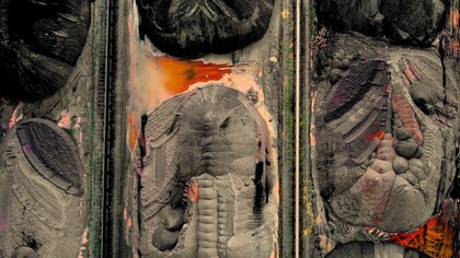 Huella antropogénica: lugar de almacenamiento de residuos de una mina en vista cenital