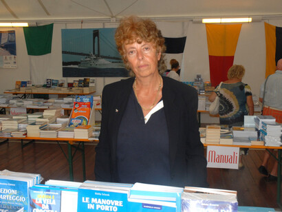 Fiorenza Mursia a uno stand della sua casa editrice