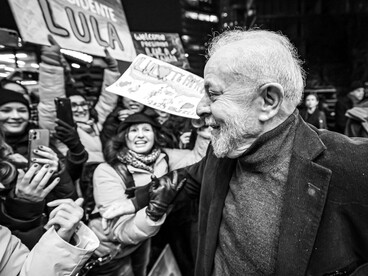 Eel presidente Lula saluda afectuosamente a sus simpatizantes en Berlín, a su llegada al país alemán