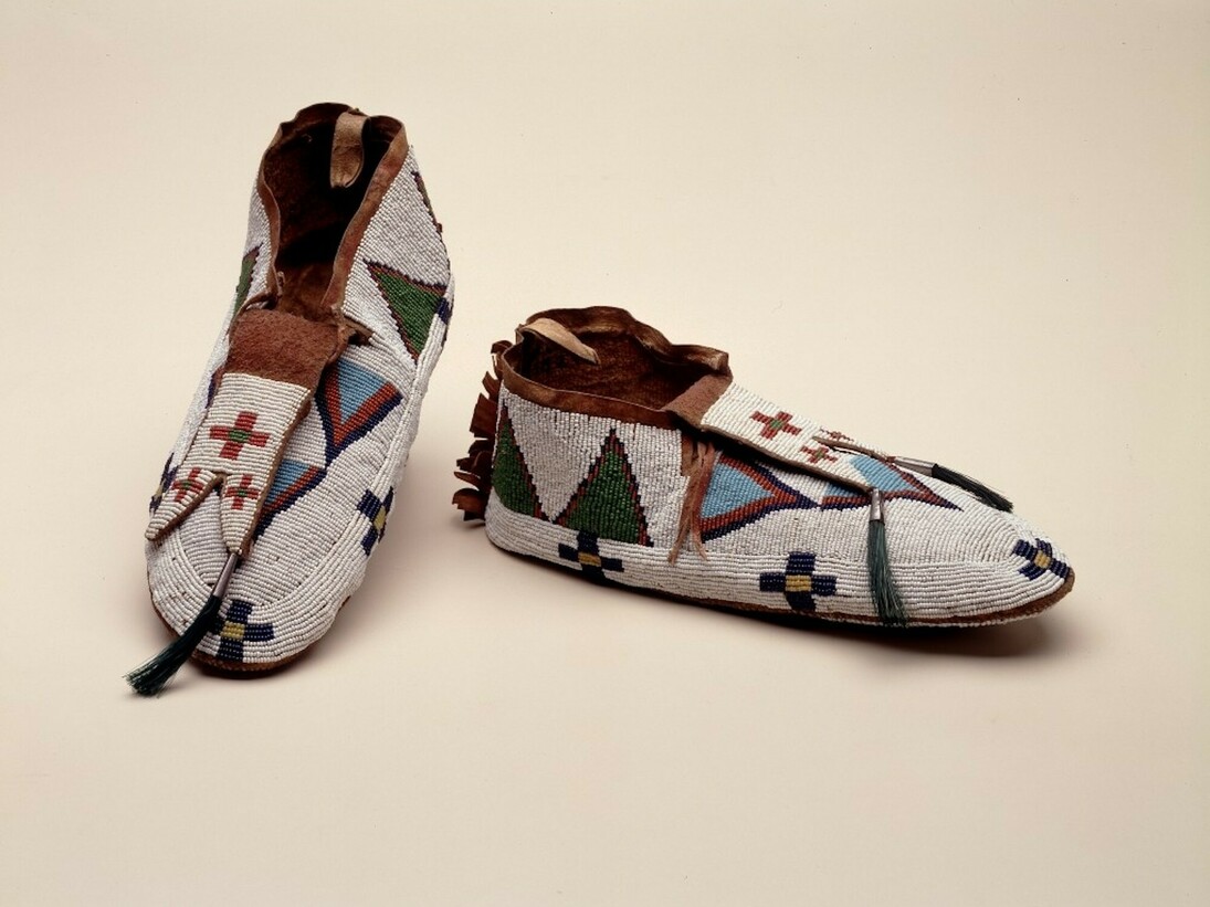 Moccasins, Nêhiyawak, 1920. Gift of the Art Association of Montreal, ME928.8.1-2 © McCord Museum