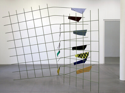 Ohne Titel, 2012, Armierungsstahl, Lack, Stoffe. Pour une Grammaire du Hazard Fri-Aut, Fribourg. 