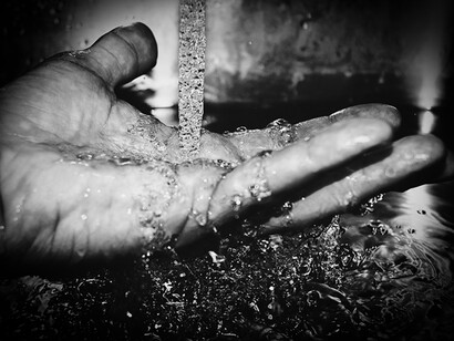 L'eau. Elle a été associée à la purification, à la fertilité, à la renaissance, mais aussi à des rituels religieux.