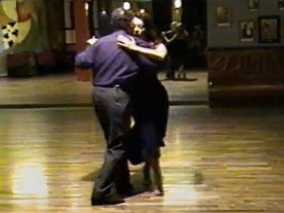 Bailamos música, pero en las piezas cantadas también bailamos letras, muchas veces exquisita poesía. María Plazaola y Eduardo El Nene Masci. Tango milonguero, 2003, El Beso, Buenos Aires, Argentina