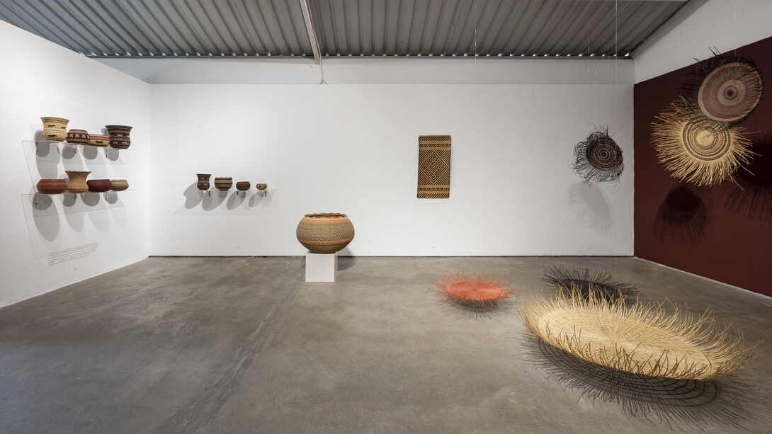 Dawa, Ewasamu mükaju (Tejer el hilo del árbol), vista de exhibición. Cortesía de ABRA