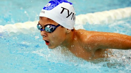 Nadando en una piscina