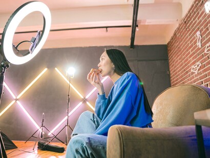 Jovem conversa com seus seguidores nas redes sociais