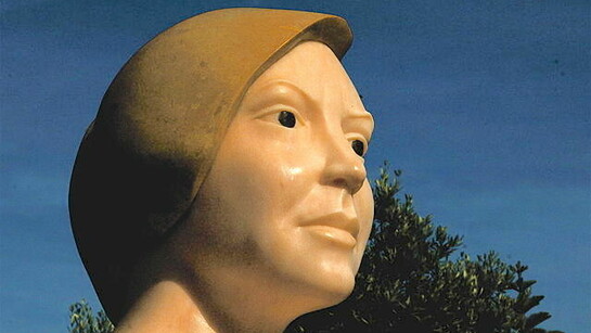 Escultura de Natália Correia em Parque dos Poetas, Oeiras, Portugal