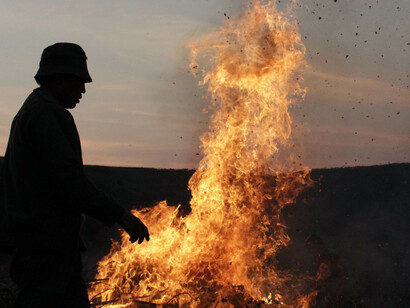 Caprichosa danza del fuego durante el rito chamánico "Shandruu" celebrada en la comunidad "Altan Serge", Buriatia, Siberia