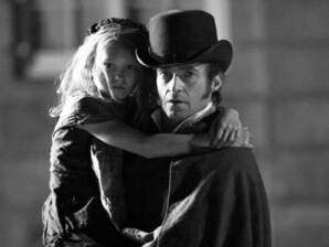 Isabelle Allen como Cosette y Hugh Jackman como Jean Valjean, en Los Miserables (2012)
