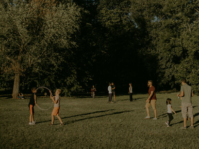 Jeux en plein air: des personnes s'amusant dans le parc, capturant l'essence de la joie et de la liberté dans un cadre naturel