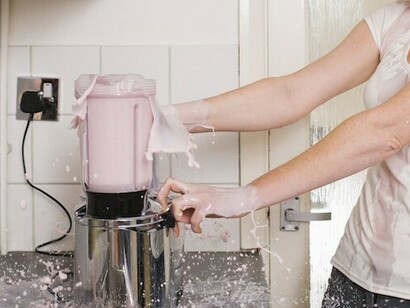 Después de tener la comida preparada durante años, no es fácil aprender a manejarse en la cocina