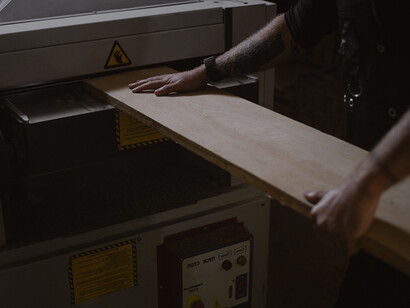 Laboratorio di falegnameria, lavorazione del legno. Molti imprenditori seguono corsi di autostima e motivazione, si concentrano sulla fiducia del cliente, cercano finanziamenti per nuovi progetti, insomma, sono sempre attivi su più fronti