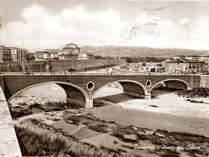 Nel 1960, sotto la direzione dell'ingegnere Federico Marini, fu ricostruito con una struttura a tre arcate, più agile e resistente alle piene del fiume. Benevento, Italia