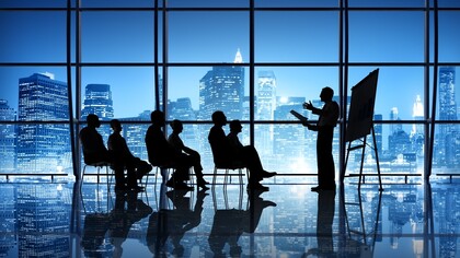 Jefe y empleados en una reunión de trabajo