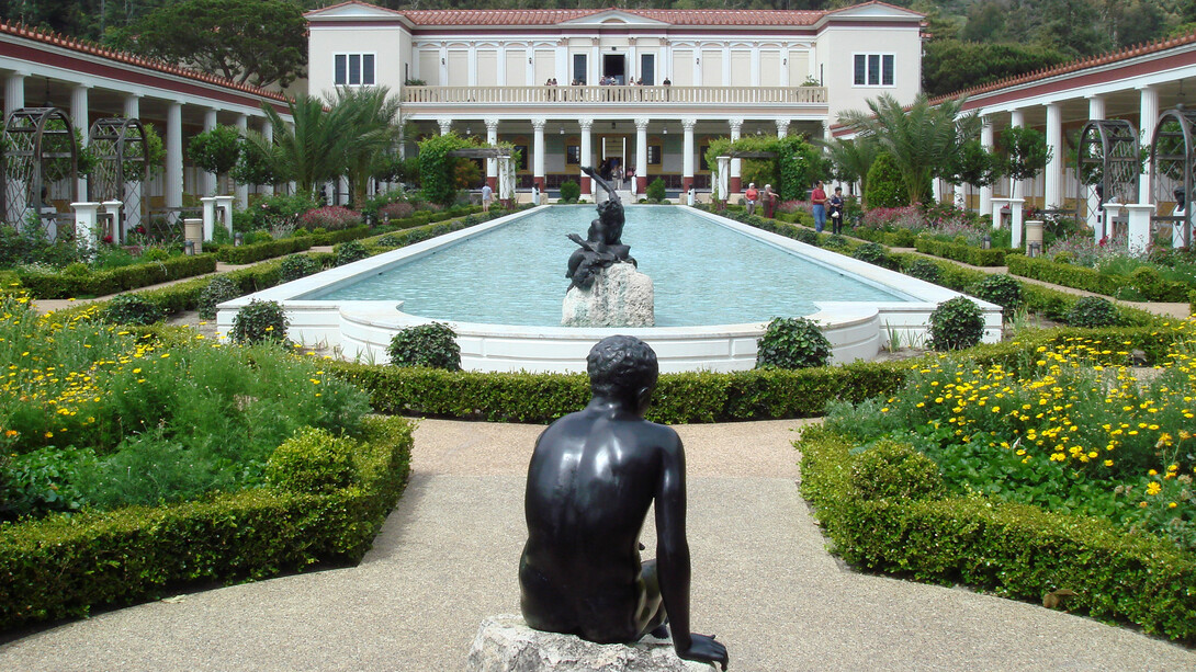 Hermes sentado frente al peristilo exterior y jardines de la Villa Getty, en Malibú, California (EE. UU.)