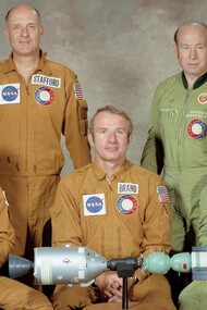 I cinque uomini che componevano i due equipaggi della prima missione spaziale cooperativa tra due nazioni avvenuta a luglio 1975, nota negli Stati Uniti come Apollo-Soyuz Test Project (ASTP) e in Unione Sovietica come Soyuz-Apollo Experimental Flight. Per l'equipaggio americano: Thomas P. Stafford (in piedi a sinistra), comandante; Donald K. Slayton (seduto a sinistra), pilota del modulo di aggancio; Vance D. Brand (seduto al centro), pilota del modulo di comando. Per l'equipaggio sovietico: Aleksey A. Leonov (in piedi a destra), comandante; Valeriy N. Kubasov (seduto a destra), ingegnere