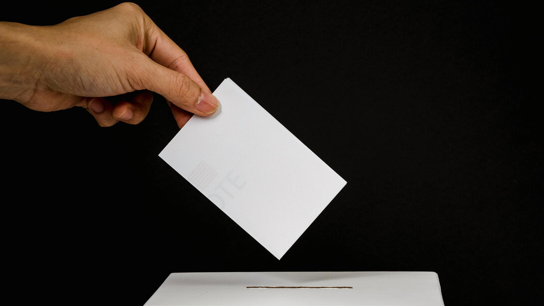 Extremismo e radicalismo são frequentemente confundidos, mas possuem diferenças fundamentais. Enquanto extremistas buscam resultados a qualquer custo, radicais permanecem enraizados em princípios e coerência, entender essas distinções é essencial para analisar a política e a sociedade contemporânea