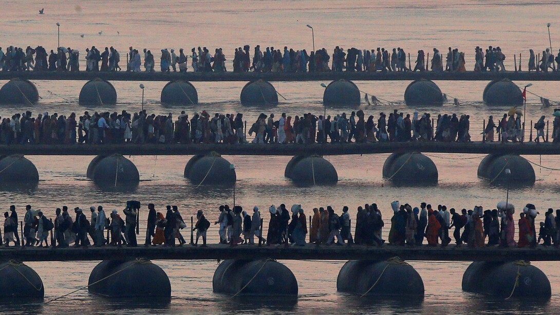 Panorama sobre o recinto do festival Kumbh Mela, na confluência dos rios Ganges e Yamuna, Índia