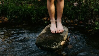 Pedra na água. A pedra no caminho é uma oportunidade de aprendizagem