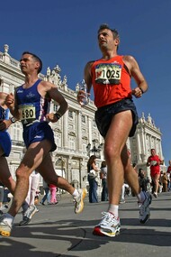Corredores ante el Palacio Real de Madrid