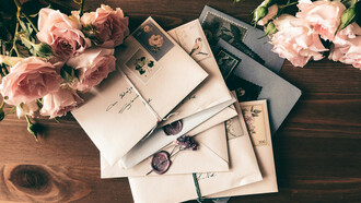 Emily Dickinson escribió: “Una carta te hace sentir inmortal, porque es solo la mente del amigo, sin el cuerpo”