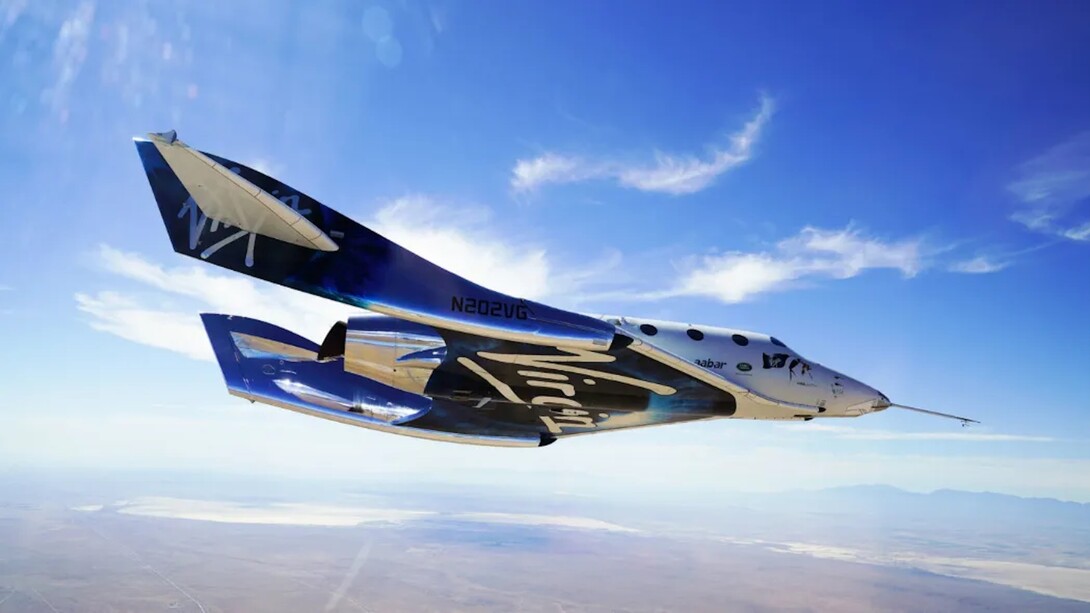 Lo spazioplano denominato VSS Unity. Questo velivolo spaziale ha completato con successo i primi voli commerciali prima del suo ritiro. Il suo posto sarà preso una nuova classe di veicoli, denominati Delta SpaceShips, con i primi voli spaziali previsti per l'estate del 2026 (Credit: Virgin Galactic)