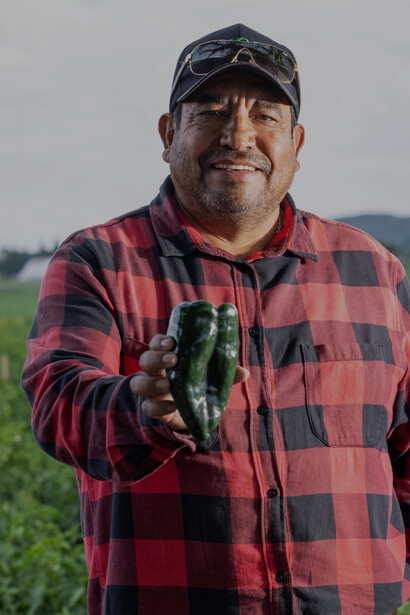 Campesino muestra con orgullo parte de su cosecha
