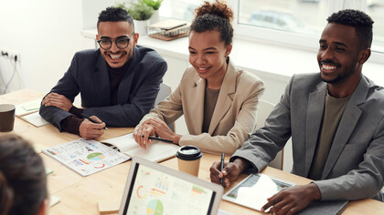 Explore como a educação corporativa vai além dos treinamentos, fortalecendo a cultura organizacional, promovendo crescimento pessoal e preparando empresas para um futuro ágil e inovador