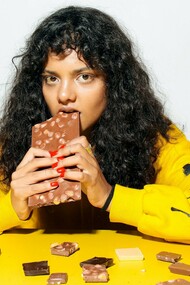 Mulher come barra de chocolate