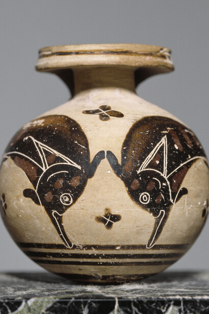 Aryballe globulaire à figures noires - deux dauphins affrontés, Argile, h. 7,1 ; d.max. 6,4 cm, Découverte : Camiros/ production : Corinthe 570-550 av. J.-C.
Acquisition Salzmann, 1864, Paris, musée du Louvre, département des AGER © RMN-Grand Palais (musée du Louvre) / Hervé Lewandowski